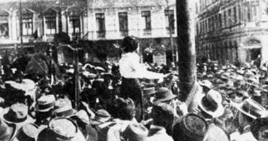 Mulher falando em uma manifestação de Primeiro de Maio, no início do século 20, em São Paulo