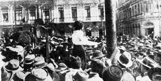 Mulher falando em uma manifestação de Primeiro de Maio, no início do século 20, em São Paulo